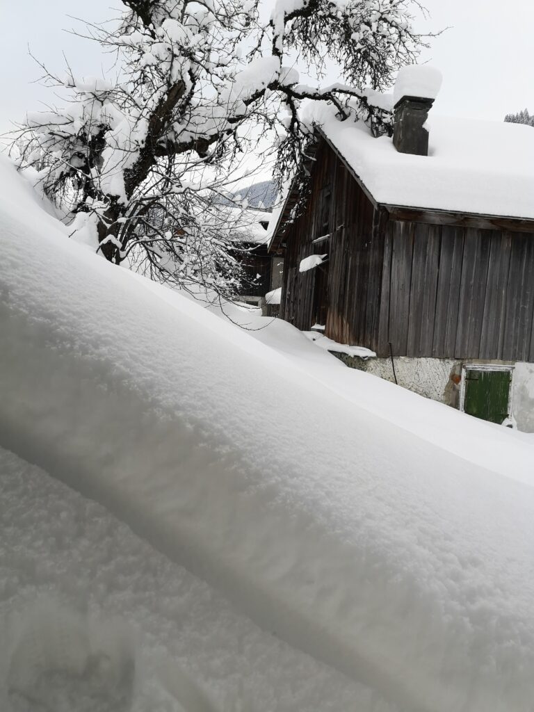 Viel Schnee vor der Markdorfer Hütte im Montafon