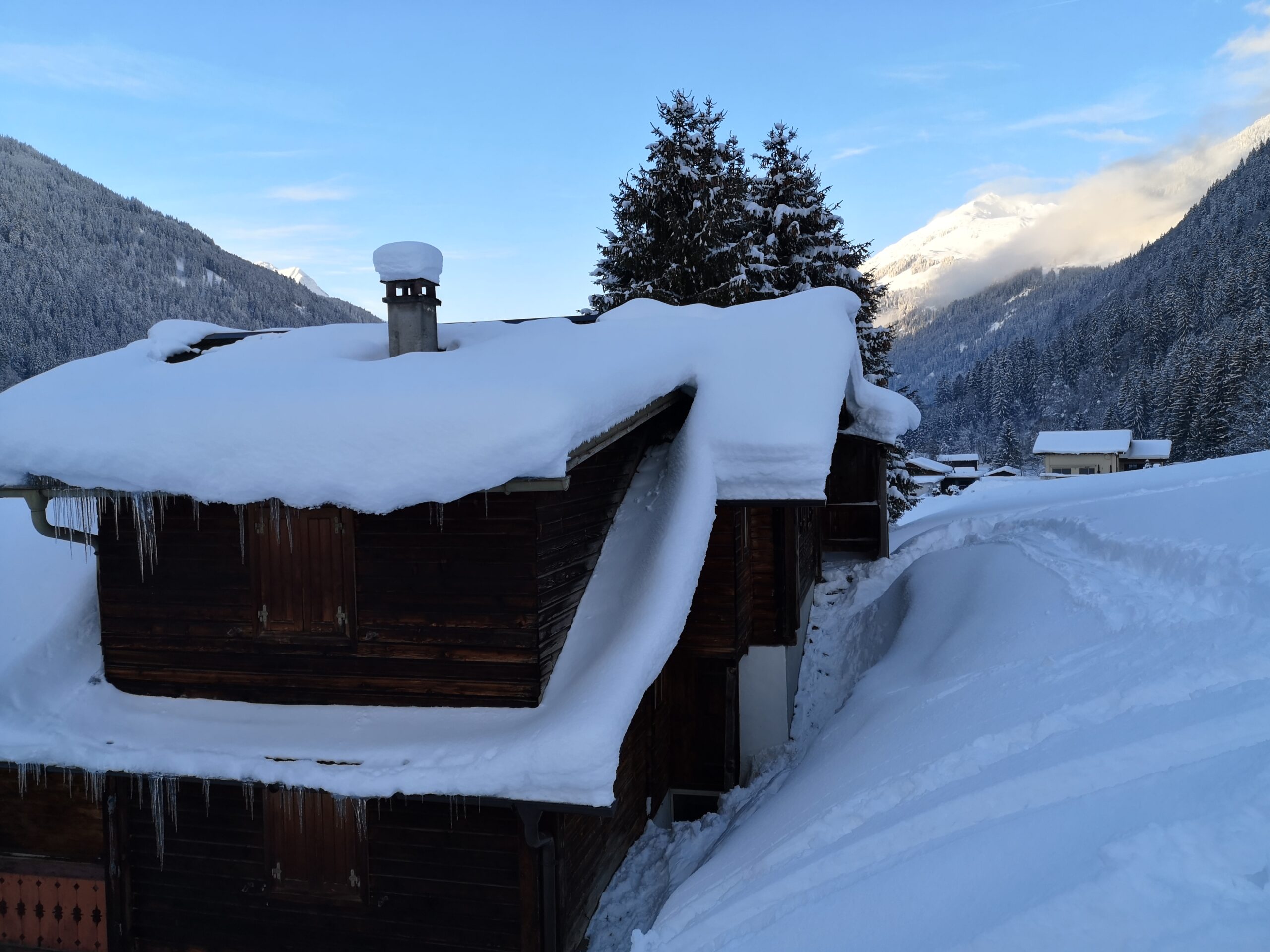 Markorfer Hütte Rückseite im Winter mit viel Schnee
